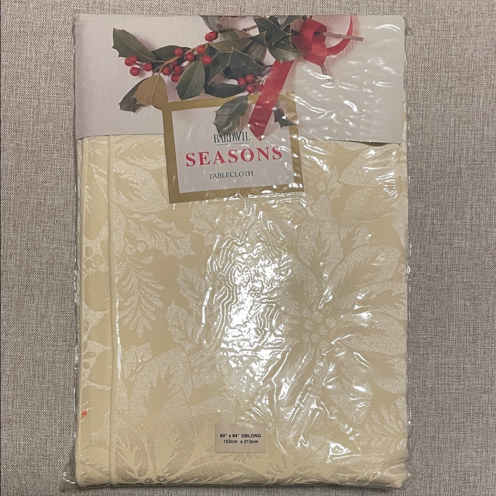 Tablecloth Oblong 60x84 poinsettia pattern